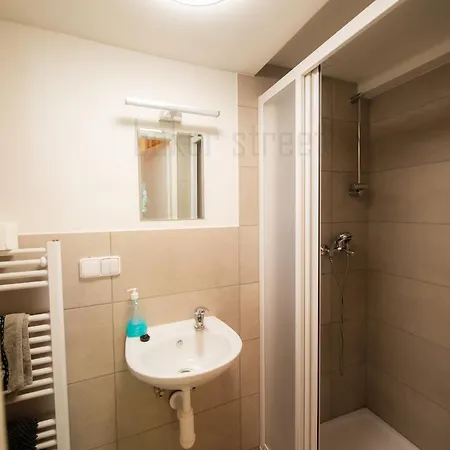 Storey Close To Metro Palmovka Appartement